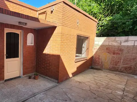 DEPARTAMENTO TIPO CASA AL FONDO, 3 AMBIENTES CON PATIO Y TERRAZA PROPIA.