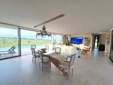 Espectacular chacra con chalet en venta de un estilo minimalista, 2 dormitorios.