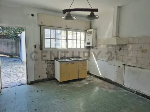 Venta PH 3 ambientes con patio Lanús oeste, a refaccionar.