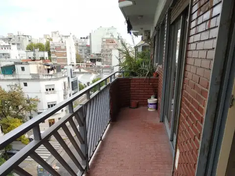 Amplio departamento de 2 ambientes y medio