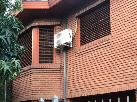 Espectacular chalet con fondo y pileta