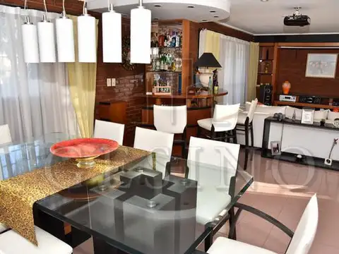 Casa 10 ambientes con 5 baños