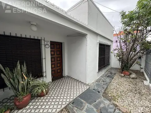 Casa de tres ambientes en venta. Hurlingham.