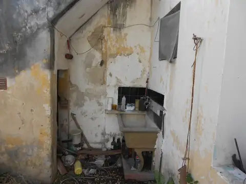 CASA LOTE PROPIO A RECICLAR  