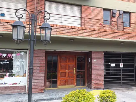 Departamento tres ambientes con balcon y cochera