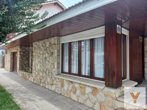 Casa en venta - 3 Dormitorios 2 Baños - Cochera - 200Mts2 - Necochea
