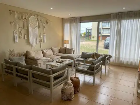 Casa 4 ambientes con 2 baños