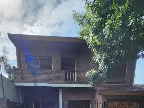 EXCELENTE PROPIEDAD DE 5 AMBIENTES CON FONDO Y PILETA