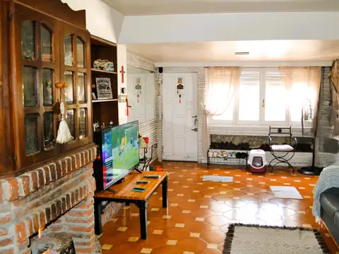 Argentina 2400, Piso 1