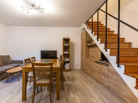 EN VENTA- CASA DE PASILLO TRIPLEX CON PATIO Y TERRAZA EXCLUSIVA - LOURDES