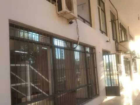 Alquiler de local comercial sobre av. Ilia