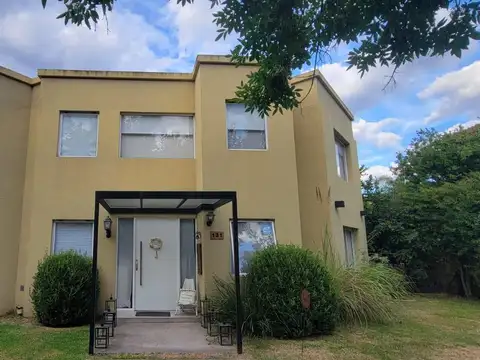 Alquiler casa 3 ambientes con quincho y pileta en barrio Los Pilares