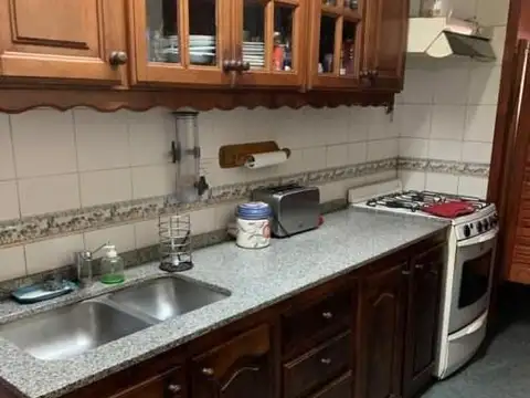 Casa 4 ambientes con 2 baños