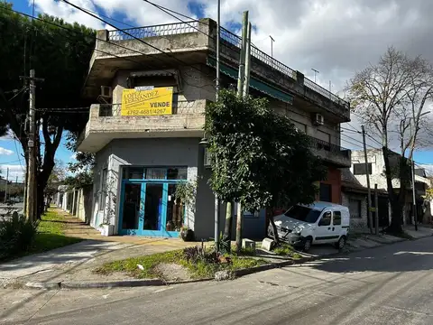 VENTA EN BLOCK, 2 LOCALES, 2 DEPARTAMENTOS Y LOTE DE 100 MTS