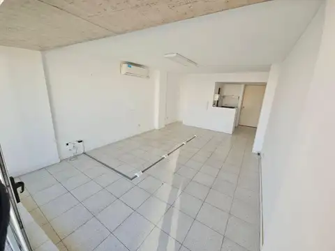 Excelente oficina en alquiler, ubicada en Colegiales en edificio corporativo.