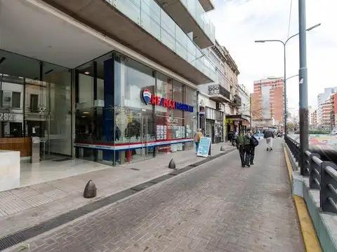 Excelente oficina en alquiler, ubicada en Colegiales en edificio corporativo.