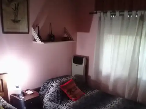 Casa de 4 amplios ambientes con cochera y jardin  ..a metros de Ruta 202  Centrico 