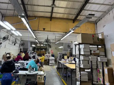 Galpón en alquiler en Pompeya. Mixtura 2. 650m2. 2 Plantas.