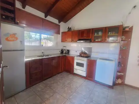 Casa 4 ambientes con 2 baños