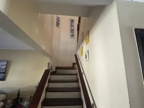 Casa en Alquiler con 4 cocheras