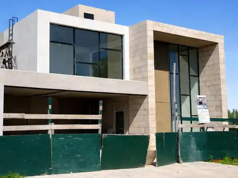 Importante casa a estrenar con fondo a laguna y diseño moderno en Barrio La Providencia Canning