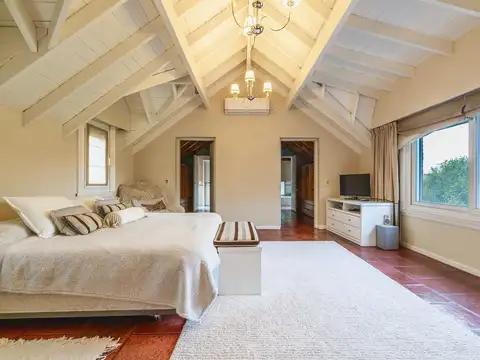 Casa en Venta con 4 cocheras