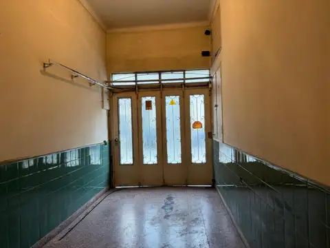 VENTA CASA A REFACCIONAR MUCHOS METROS FLORES