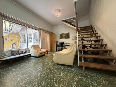 VENTA CASA A REFACCIONAR MUCHOS METROS FLORES
