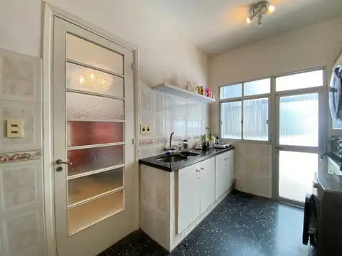 Casa 7 ambientes con 2 baños