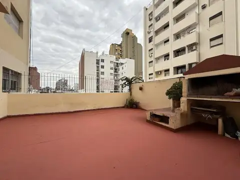 DEPARTAMENTO AV. COLÓN .CENTRO,CON PATIO