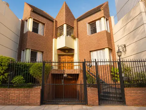 CASA TRIPLEX BOEDO JARDIN/ QUINCHO/ 3 DORMITORIOS