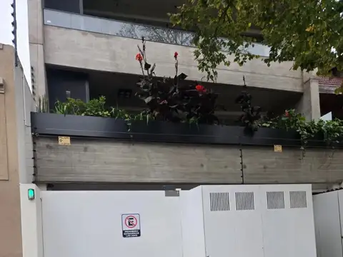 cochera en planta baja, fija y descubierta. porton automático con control remoto