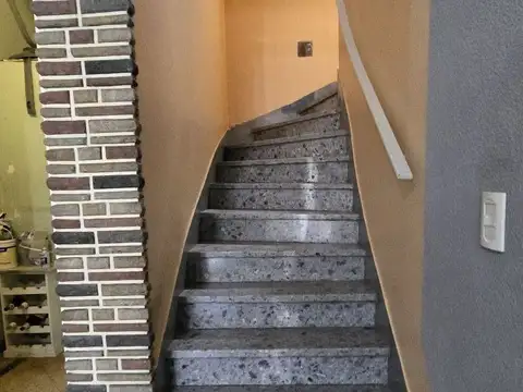 Casa 6 ambientes con 2 baños