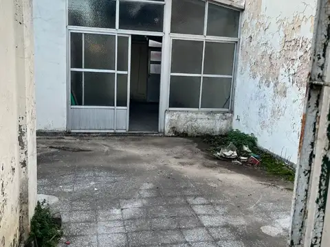 Casa a reciclar sobre amplio lote