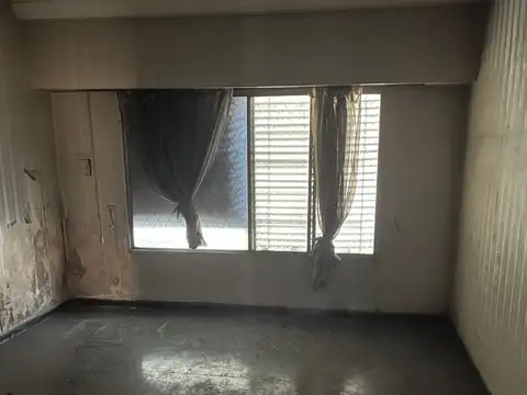 Casa a reciclar sobre amplio lote