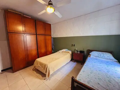 Casa de 3 dormitorios con cochera doble en barrio 9 de Julio