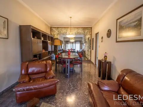 CASA   EN VENTA 6 AMBIENTES CON COCHERA
