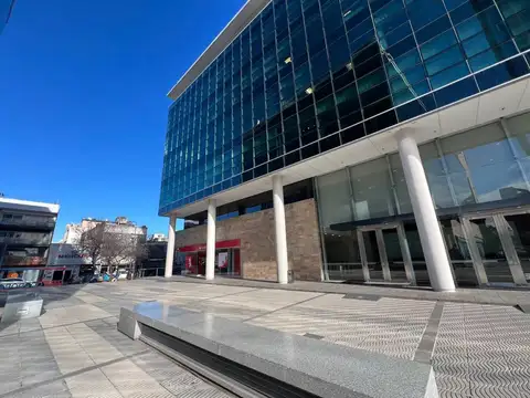 OFICINA EN ALQUILER EN CAPITALINAS – EXCELENTE UBICACIÓN Y SEGURIDAD