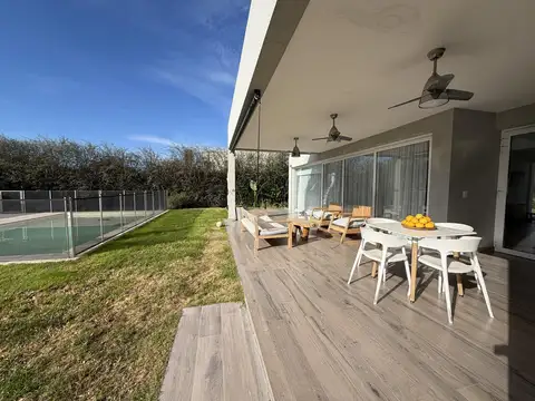 Casa 6 ambientes con 2 baños