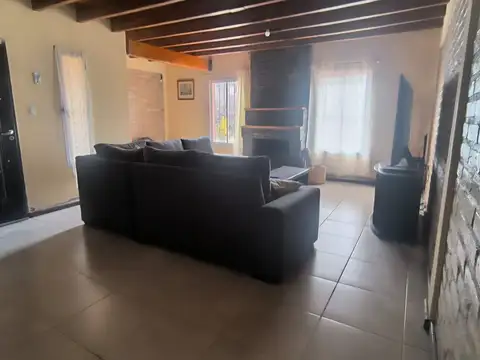 Casa 4 ambientes con 2 baños