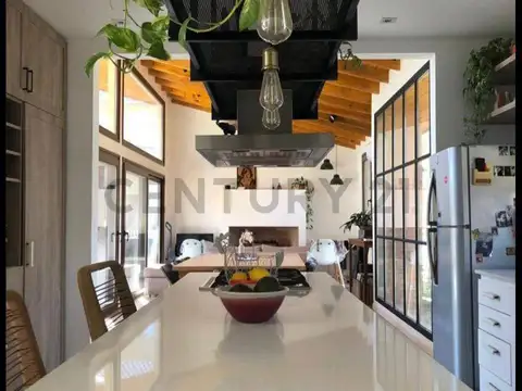 Casa 4 ambientes, gran parque y pileta 872m2 total.