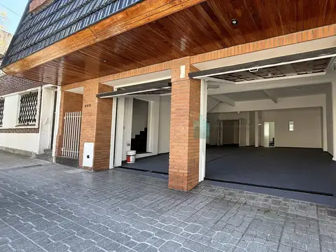 Casa en tres plantas, 6 ambientes con garage, patio, piscina y balcones, Flores.