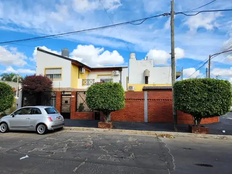 AMPLIA Y BONITA CASA 3 DORM., PARQUIZADO Y ENTRADA PARA AUTO