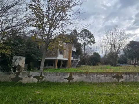 Funes Alquiler Casa a reciclar con gran pileta sobre Lote de 2100 m2 ideal desarrollos comerciales
