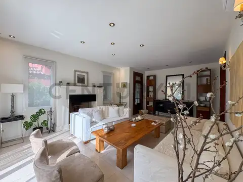 Casa 8 ambientes con 4 baños