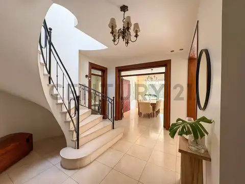 VENTA CON RENTA HASTA SEP 2028Casa muy luminosa de 3 dormitorios y escritorio o