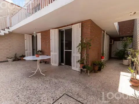 Venta de Casa de categoría en 7 Jefes con tres dormitorios, cochera y patio.