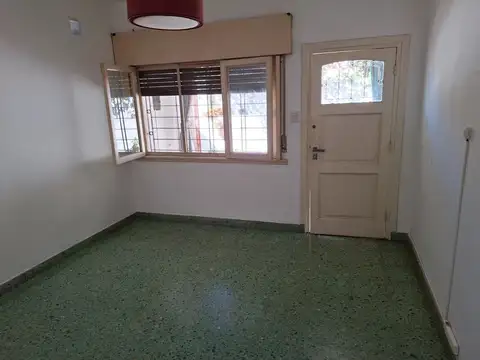 PH antiguo 3 ambientes . fondo libre.