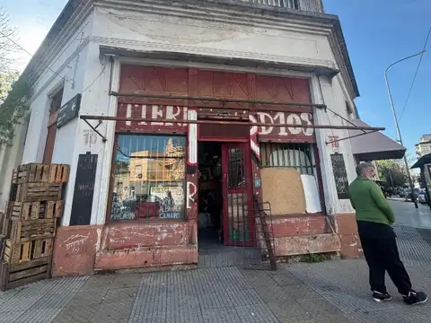 CASA CON LOCAL EN ESQUINA