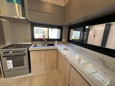 Casa 4 ambientes con 2 baños